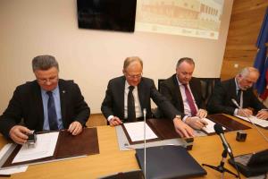 PODPIS POGODBE  FOTO LJUBO VUKELIČ 37s